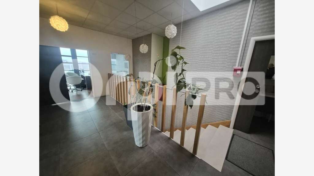A louer local d'activité de 370m² à Ormes