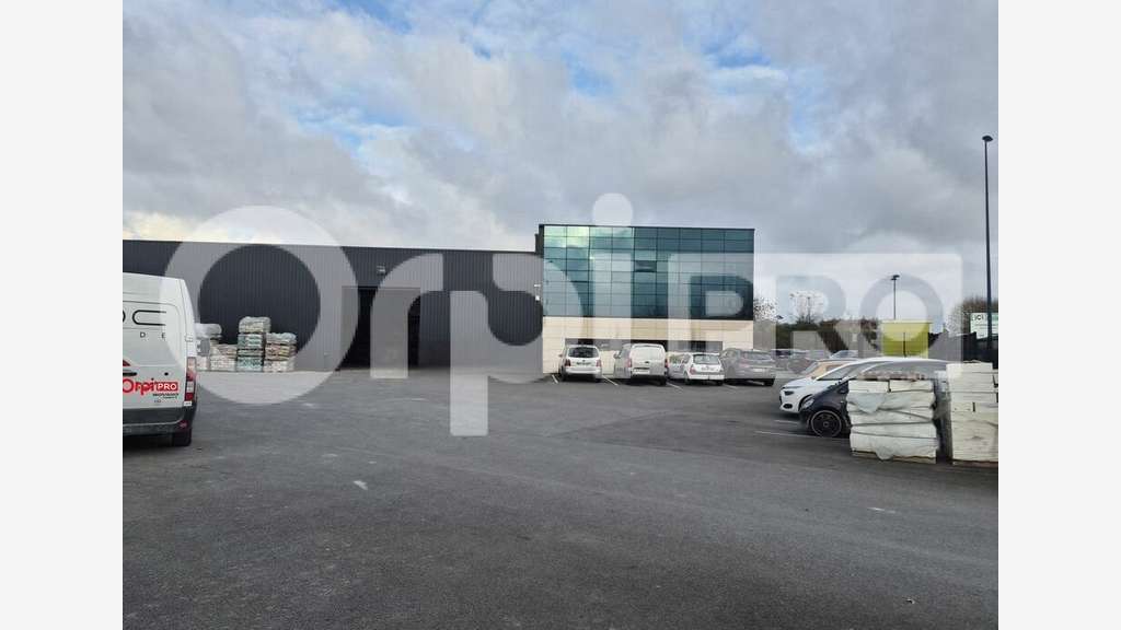 A louer local d'activité de 370m² à Ormes