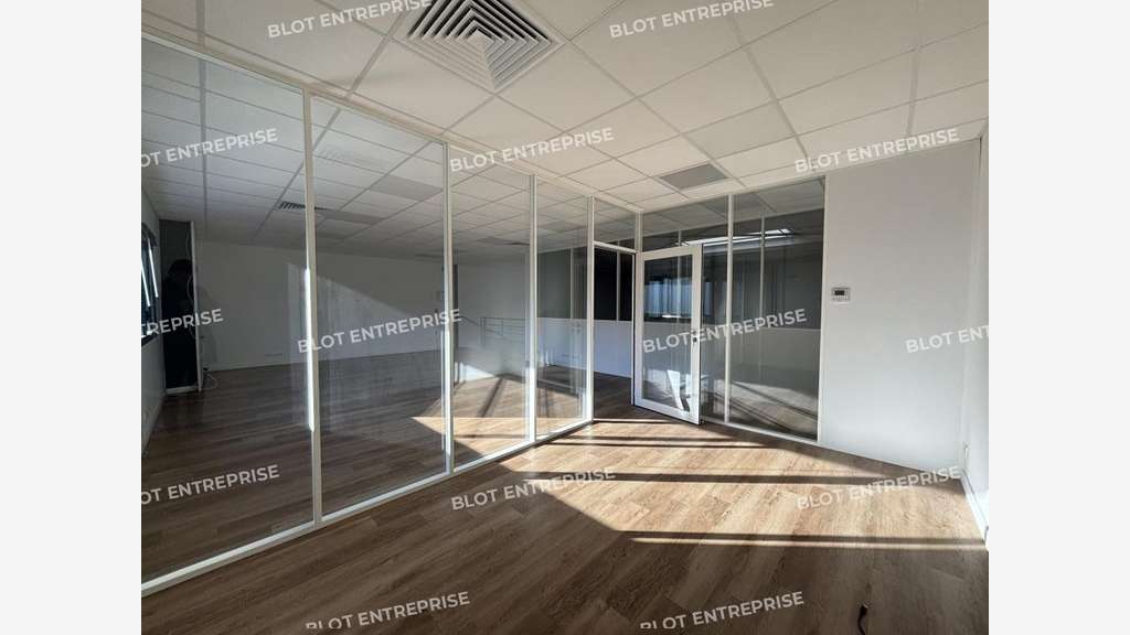 A louer locaux d'activités récent de 227m² Orvault