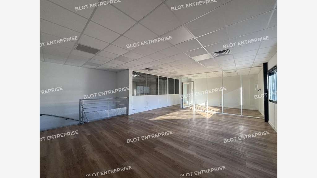 A louer locaux d'activités récent de 227m² Orvault