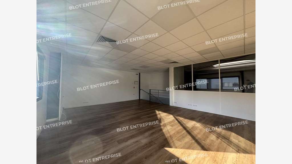 A louer locaux d'activités récent de 227m² Orvault