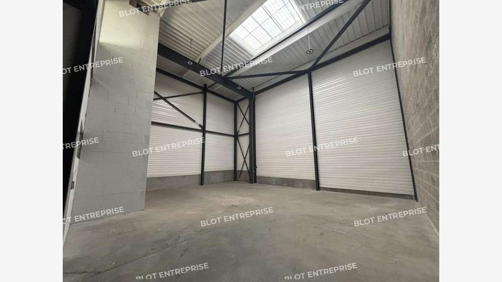 A louer locaux d'activités récent de 227m² Orvault