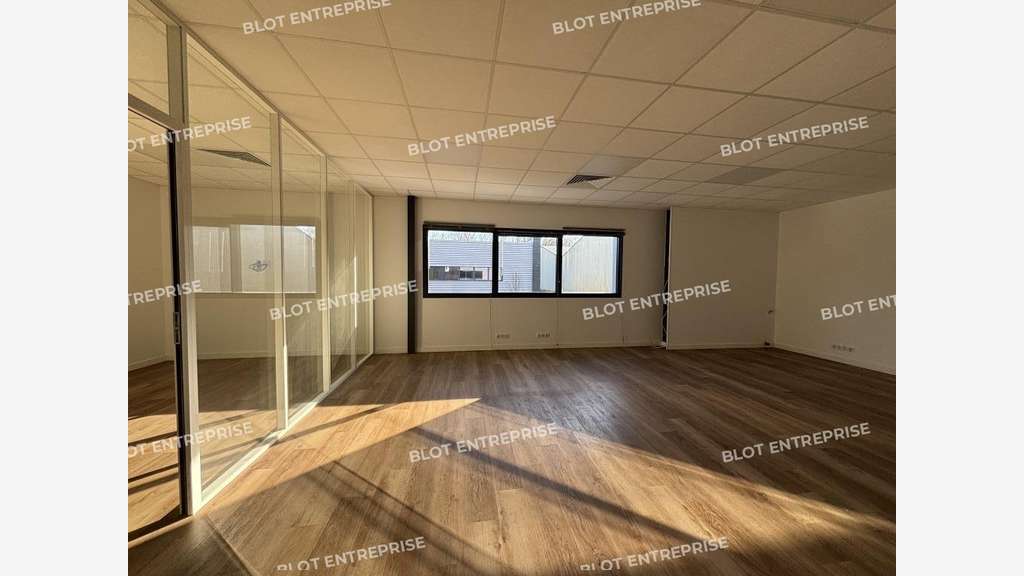 A louer locaux d'activités récent de 227m² Orvault