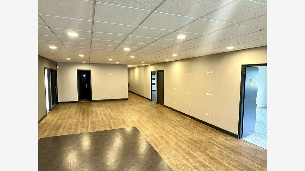 A louer local d'activités 9500m² ZI Oyonnax 