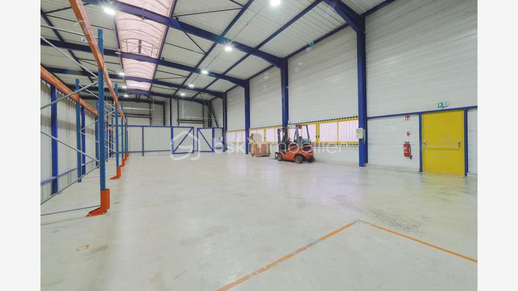 Loue local industriel et bureaux 1 478m² à Arbent