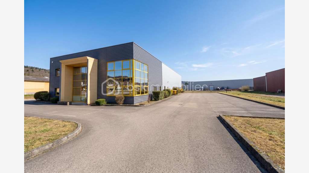 Loue local industriel et bureaux 1 478m² à Arbent