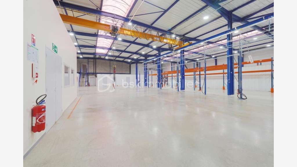 Loue local industriel et bureaux 1 478m² à Arbent