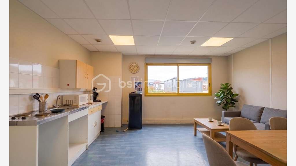 Loue local industriel et bureaux 1 478m² à Arbent