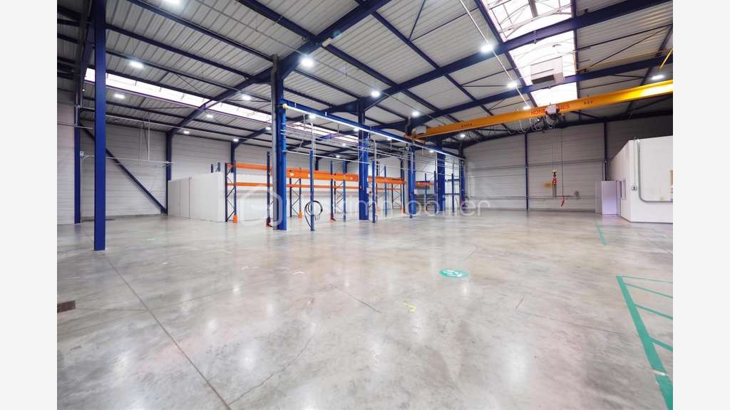 Loue local industriel et bureaux 1 478m² à Arbent