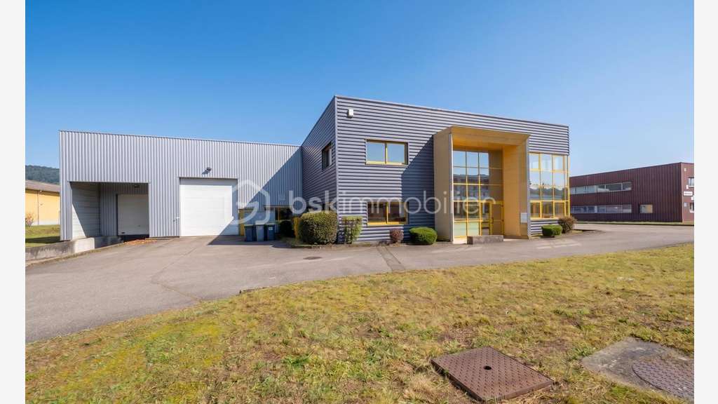 Loue local industriel et bureaux 1 478m² à Arbent