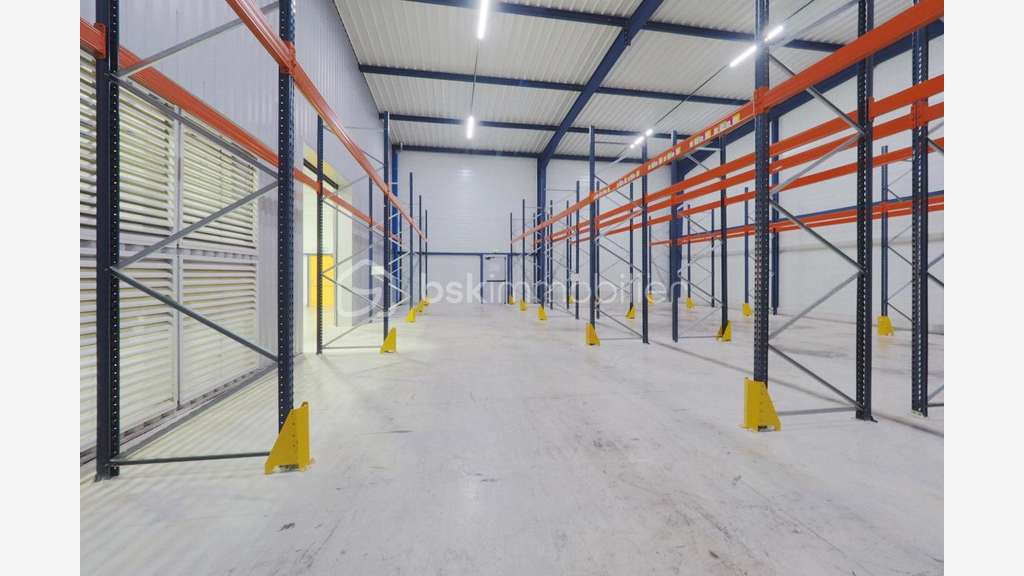 Loue local industriel et bureaux 1 478m² à Arbent