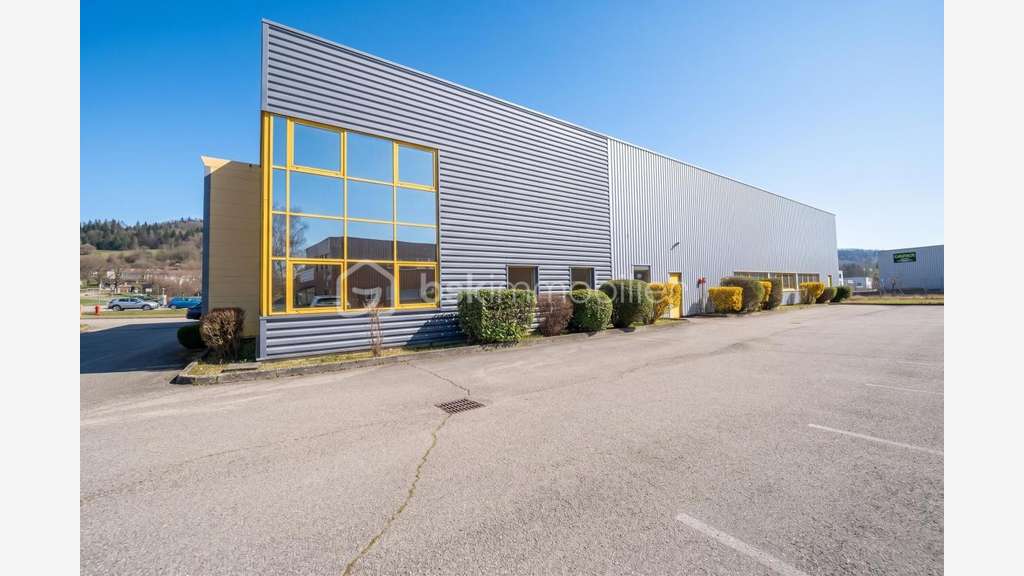 Loue local industriel et bureaux 1 478m² à Arbent