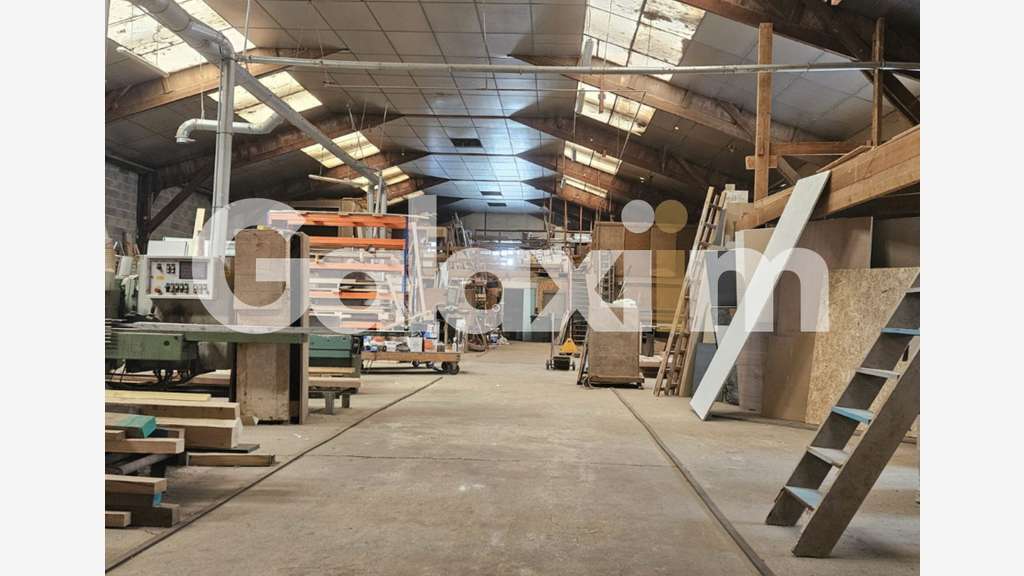 A louer local d'activité 900m² avec bureaux à Pacé