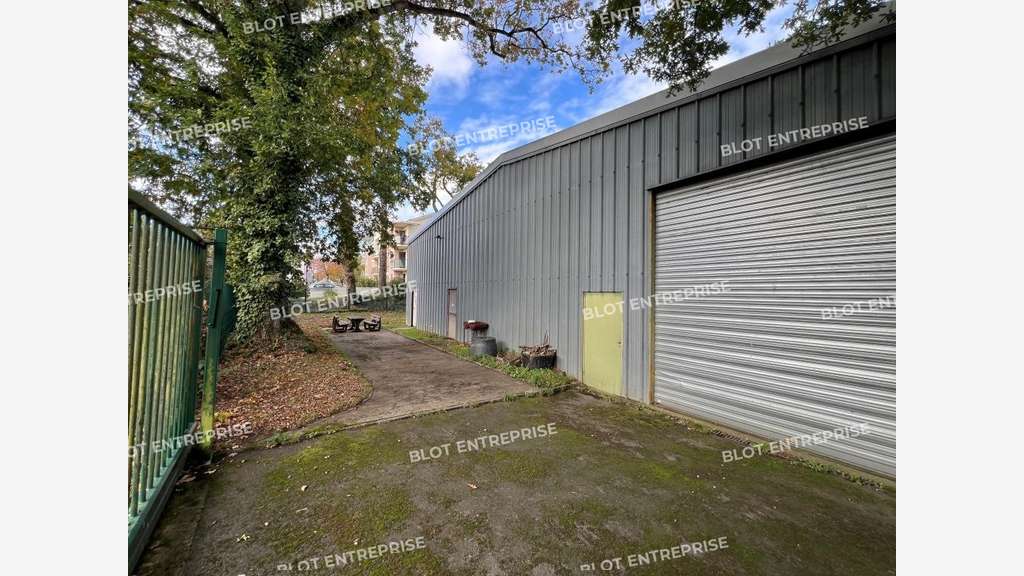 A louer entrepôt indépendant 950m² à Pacé 