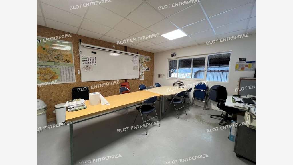 A louer entrepôt indépendant 950m² à Pacé 