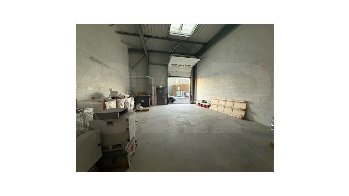 Cellule d’activités 212m² à louer à Pacé