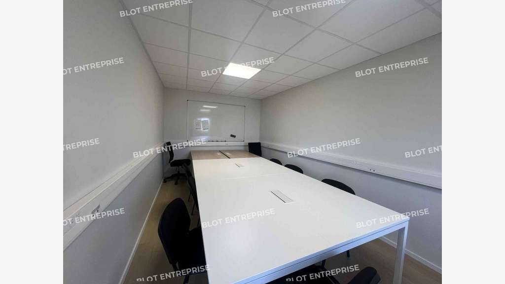 A louer cellule d'activités de 212m² à Pacé