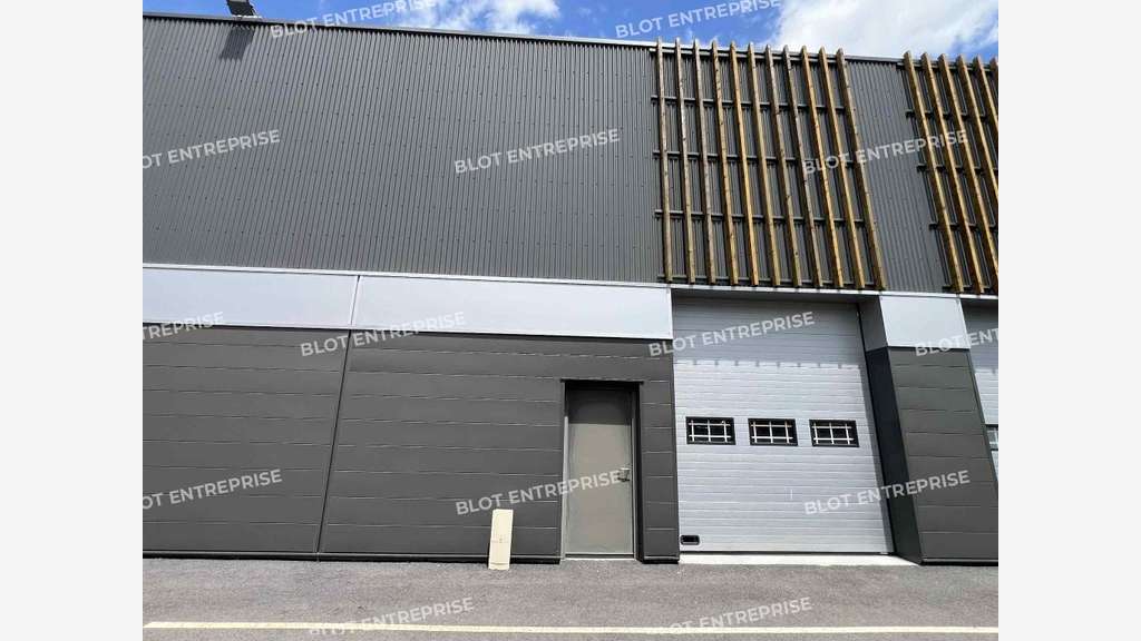 A louer cellule d'activités de 212m² à Pacé