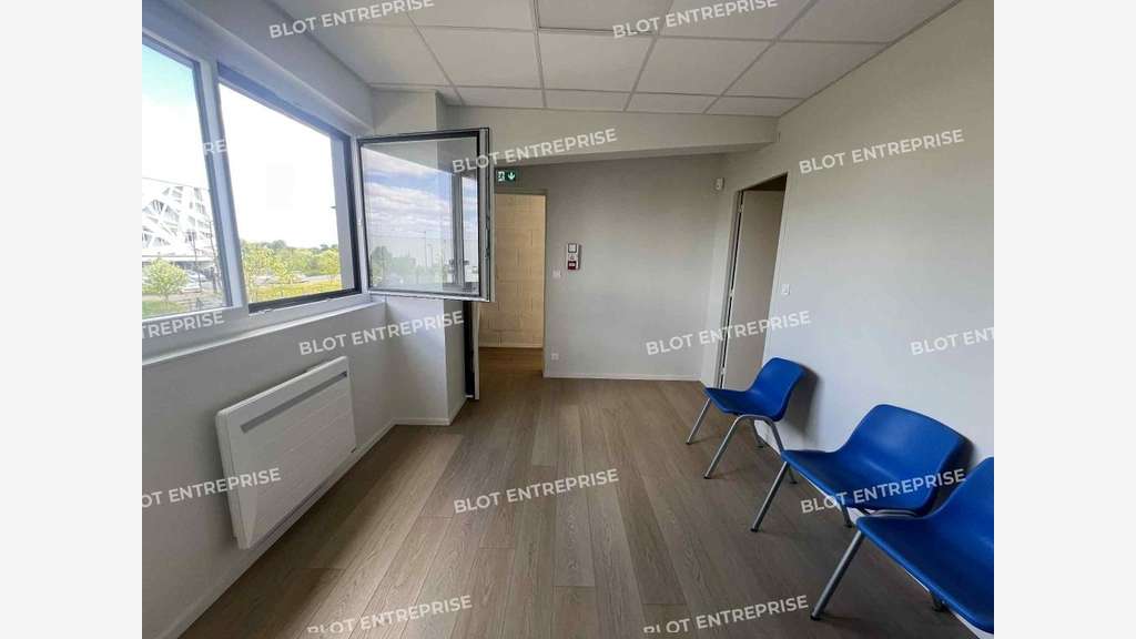 A louer cellule d'activités de 212m² à Pacé