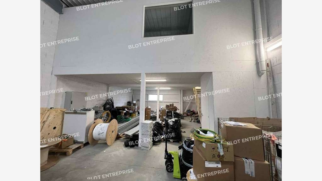 A louer cellule d'activités de 212m² à Pacé