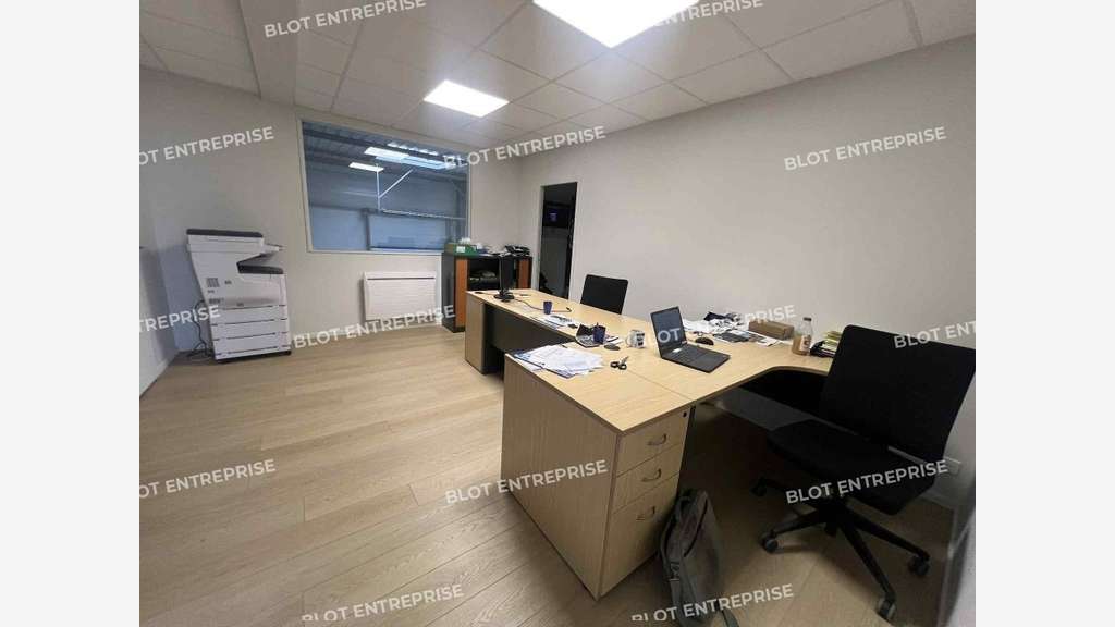 A louer cellule d'activités de 212m² à Pacé
