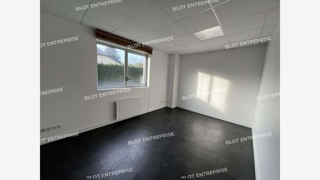A louer cellule d'activités bureaux 445m² à Pacé
