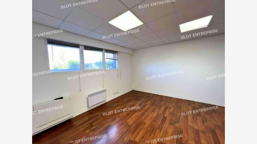 A louer cellule d'activités bureaux 445m² à Pacé