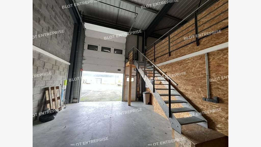 A louer cellule d'activités bureaux 445m² à Pacé