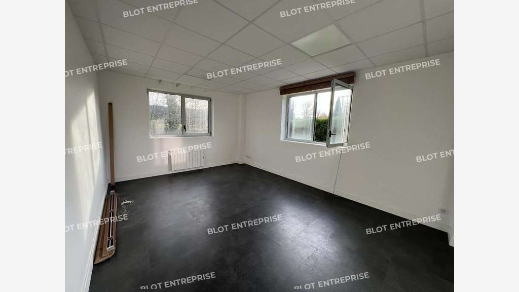 A louer cellule d'activités bureaux 445m² à Pacé