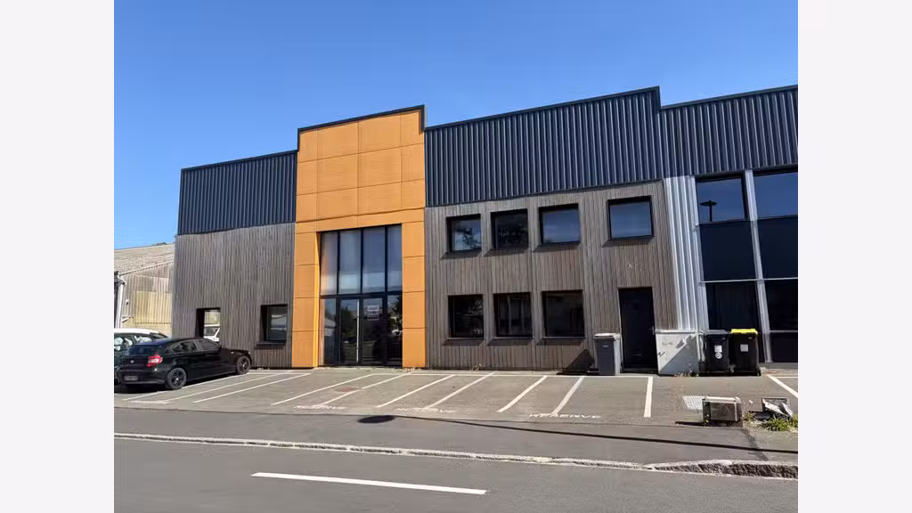 Immobilier professionnel de 1200m² à louer à Pacé