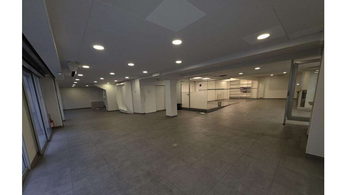 Location local commercial 543m² Paris 10e Goncourt