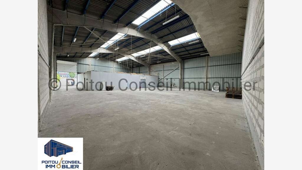 Local d'activité 600m² à louer à Parthenay