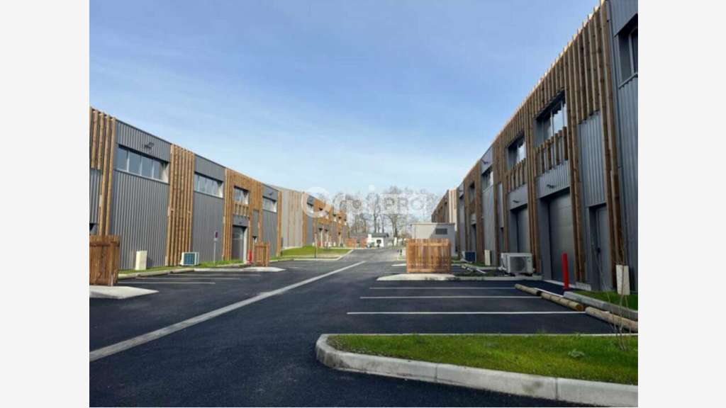 A louer local d'activité 1325m² à Pau Nord