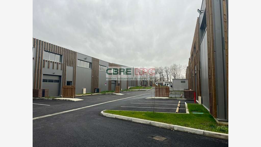Location cellule activités 1312m² ZA Pau Pyrénées