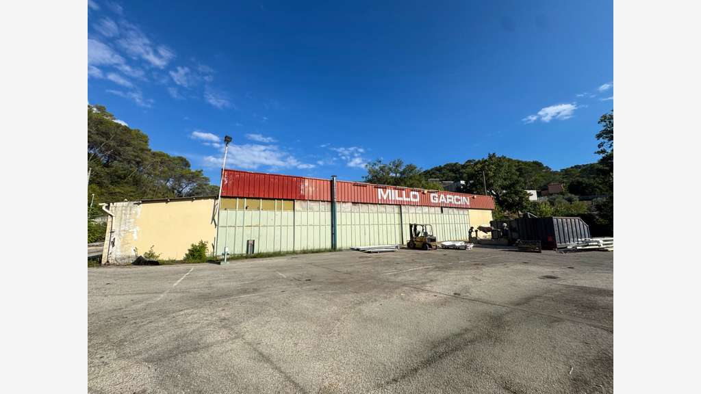 A louer locaux professionnels de 8500m² à Peillon