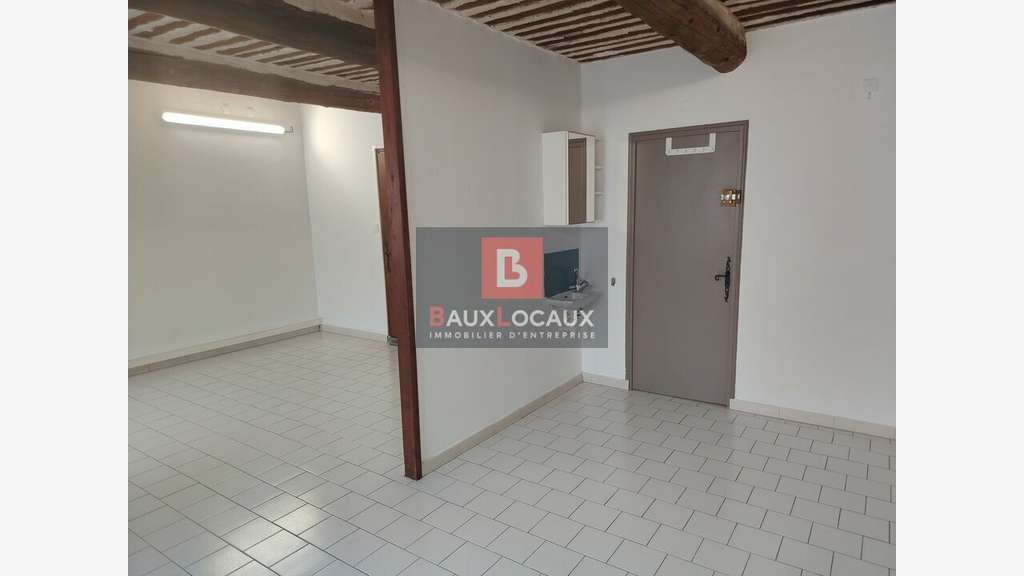 Location local professionnel 27m² à Pelissanne