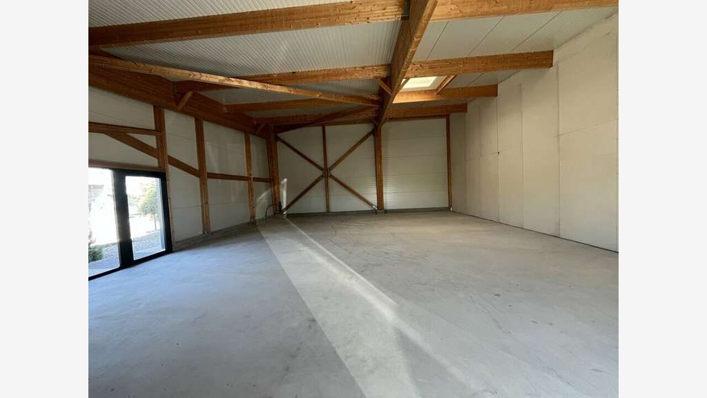 A louer local d'activité de 125m² à Pélissanne ZAC