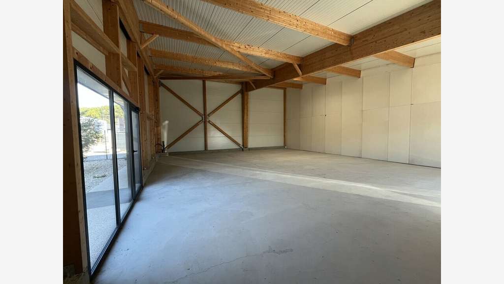 A louer local d'activité de 125m² à Pélissanne ZAC