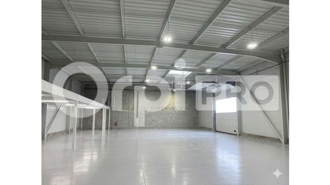 Local d'activité à louer de 830m² à La Rochelle
