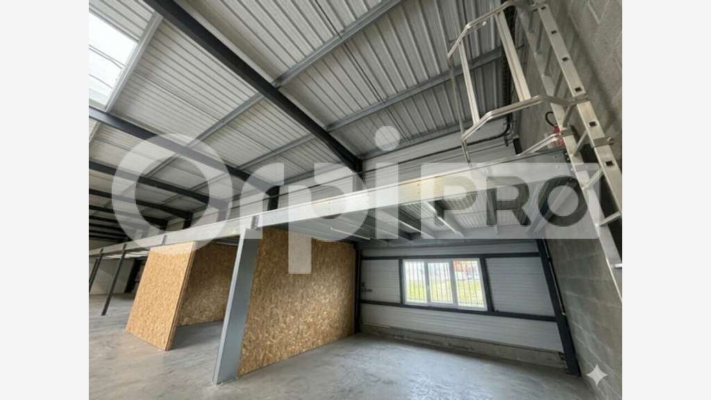 Local d'activité à louer de 830m² à La Rochelle