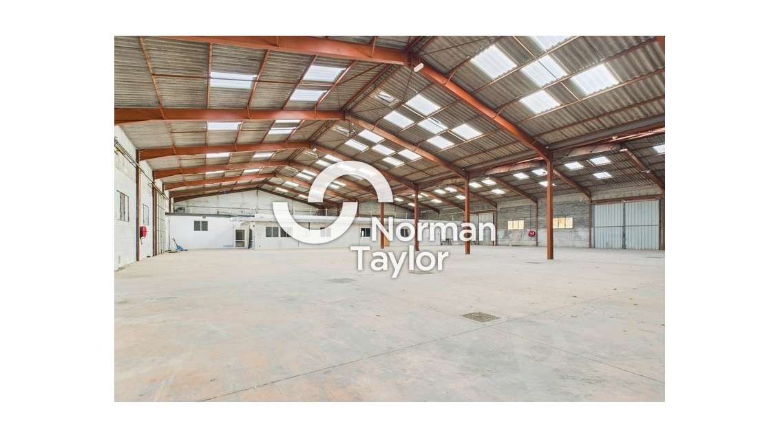 Local d'activité 1685m² à louer à Perpignan Nord