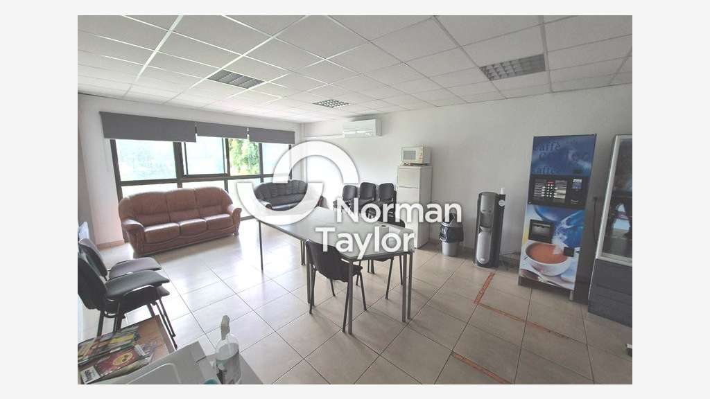 Location entrepôt + bureaux à Perpignan