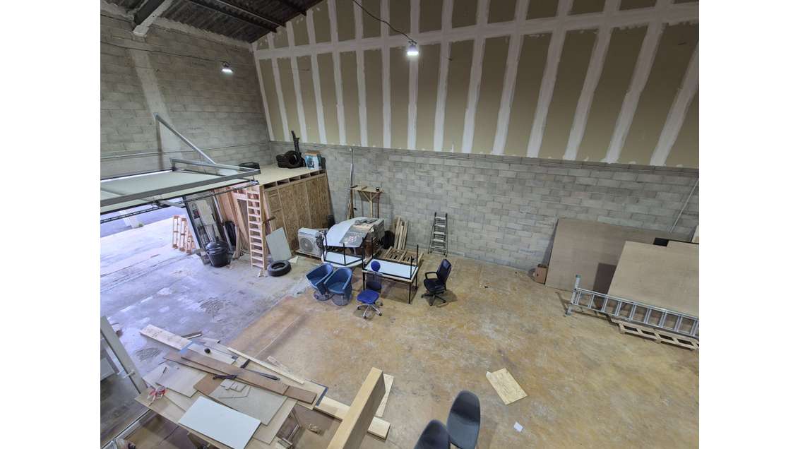 A louer local professionnel 280m² St Esteve centre