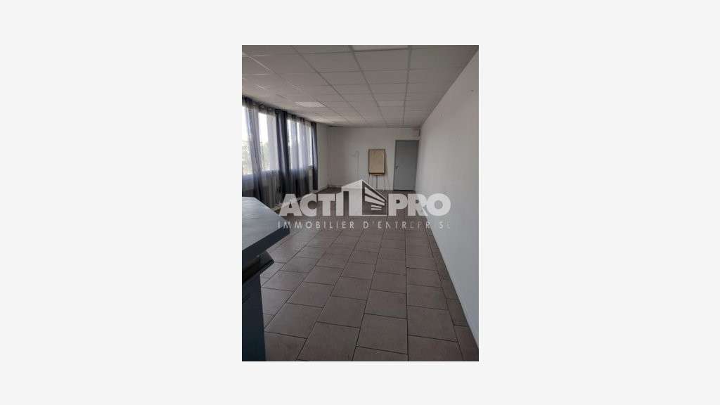 À louer entrepôt 3200m² Perpignan Zone St Charles