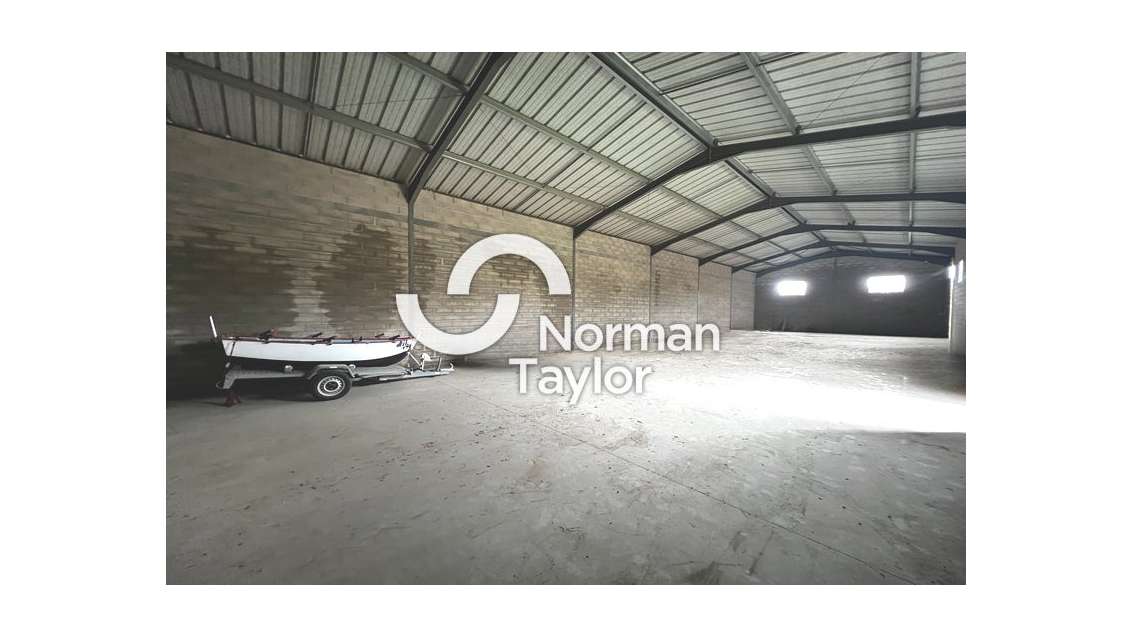 Loue local d'activité 300m² à Corbère-les-Cabanes