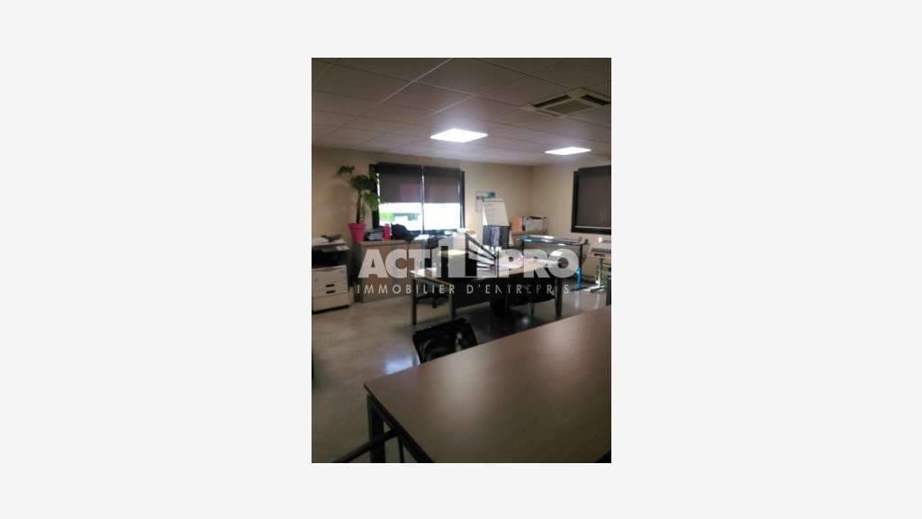 À louer entrepôt de 590 m² + mezzanine à Perpignan