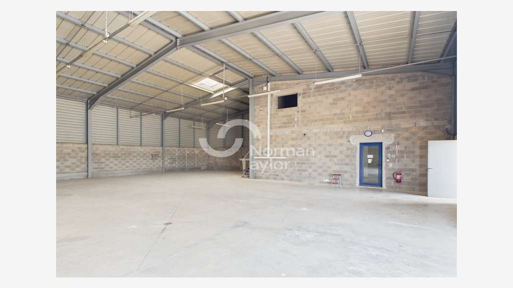 Local d'activité 400m² à louer à Perpignan Prades