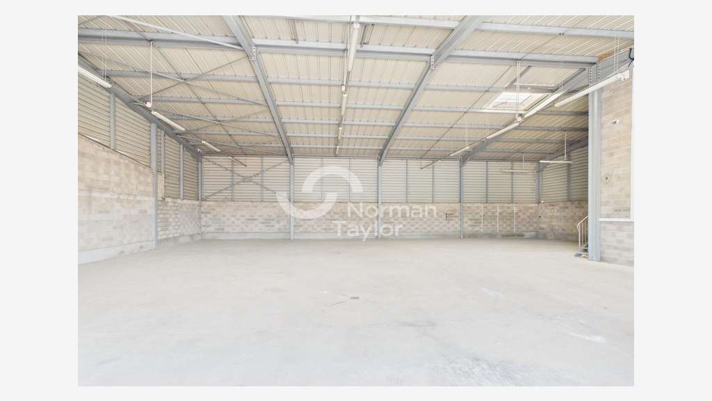 Local d'activité 400m² à louer à Perpignan Prades