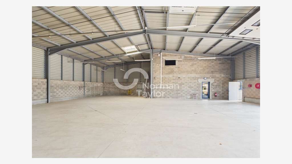 Local d'activité 400m² à louer à Perpignan Prades