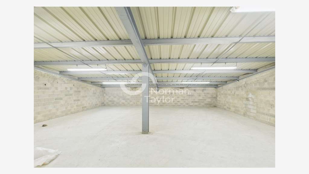 Local d'activité 400m² à louer à Perpignan Prades